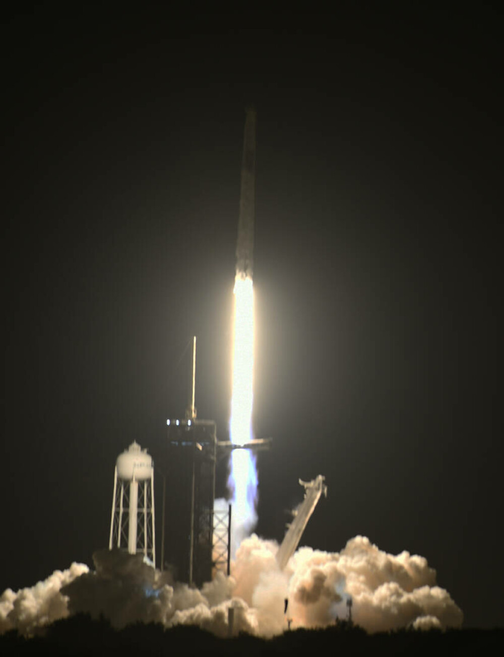 NASA şi SpaceX au trimis un echipaj spre Staţia Spaţială Internaţională. Momentul decolării | FOTO - Imaginea 4