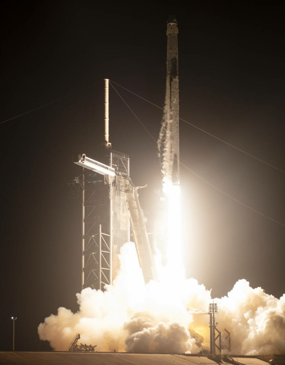 NASA şi SpaceX au trimis un echipaj spre Staţia Spaţială Internaţională. Momentul decolării | FOTO - Imaginea 15