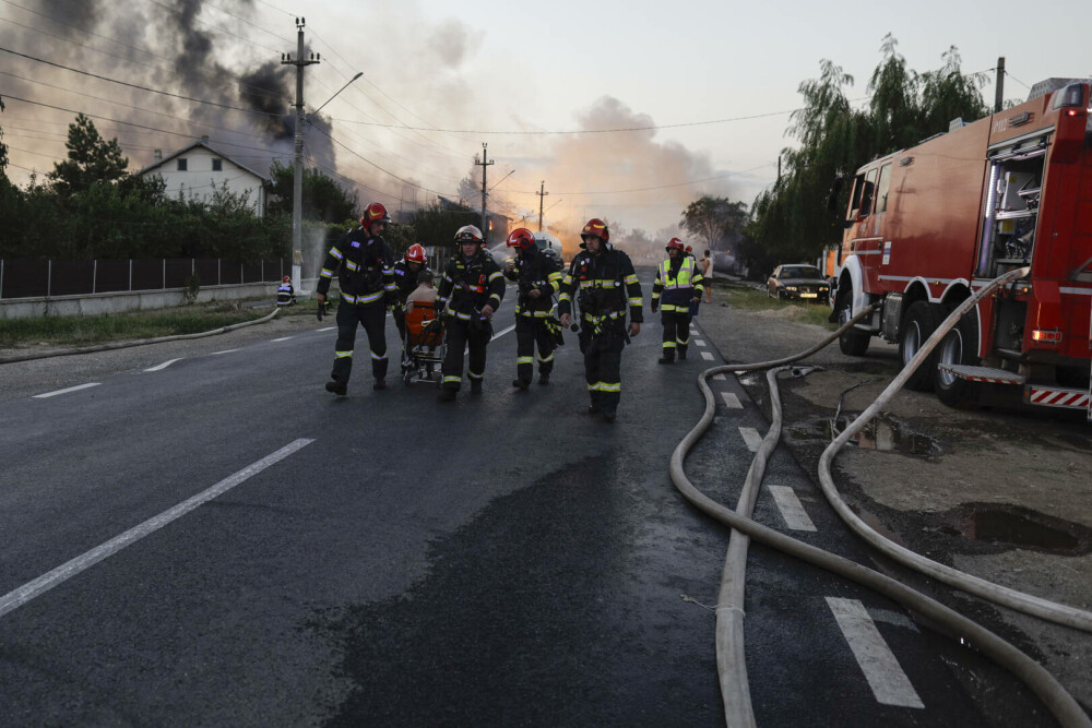 Plan roșu de intervenție la Crevedia. 43 de pompieri au fost răniți, chiar dacă roboți ai ISU au fost folosiți - Imaginea 2