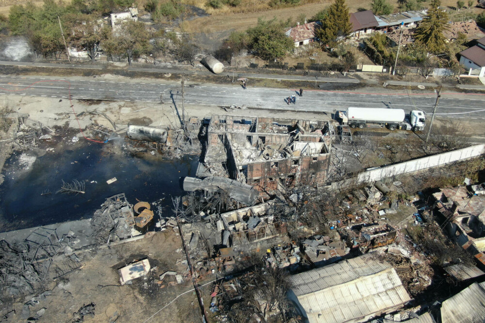 GALERIE FOTO. Locul în care s-au produs exploziile devastatoare din Crevedia arată ca o zonă de război în Ucraina - Imaginea 2