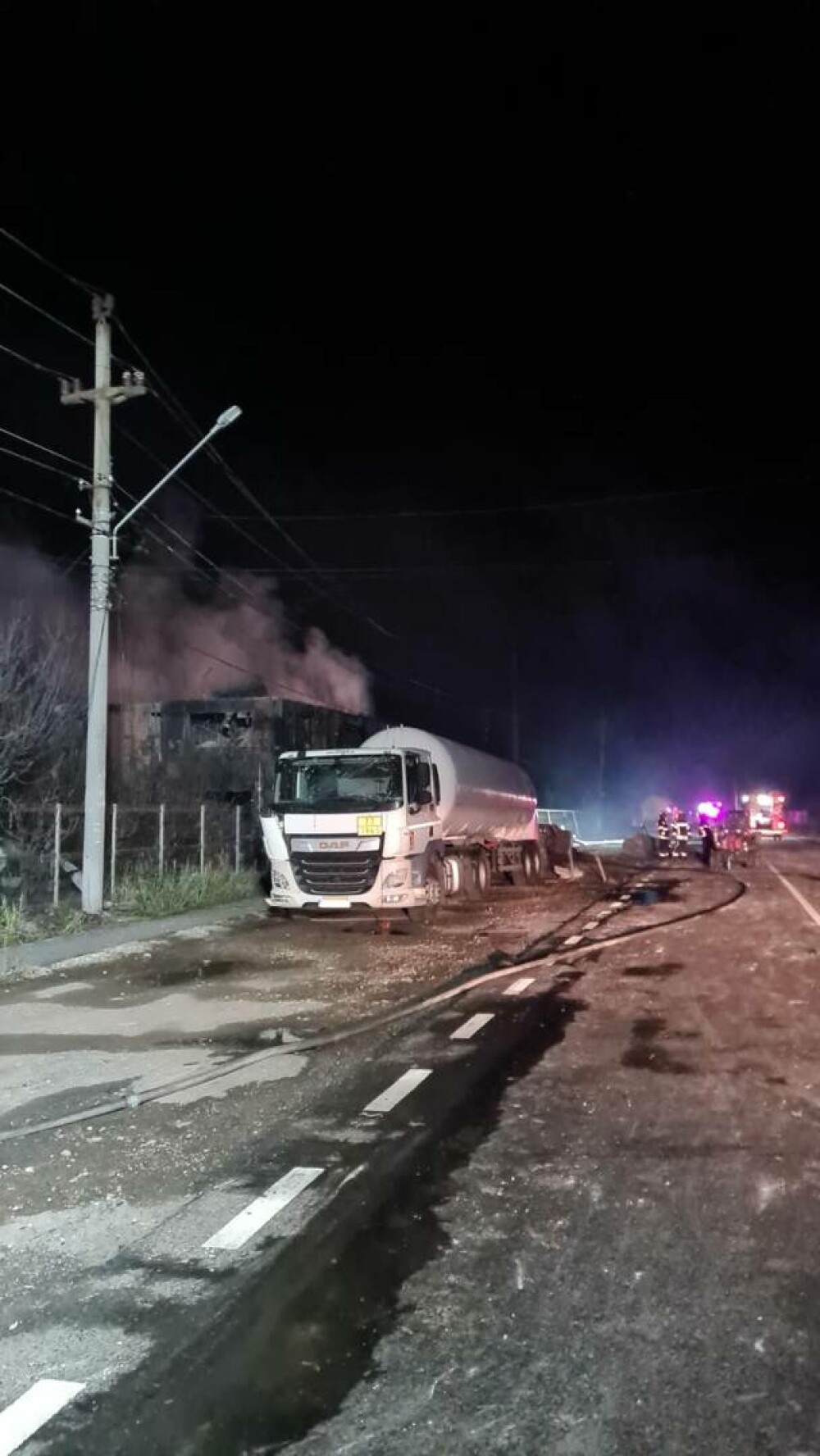 GALERIE FOTO. Locul în care s-au produs exploziile devastatoare din Crevedia arată ca o zonă de război în Ucraina - Imaginea 11