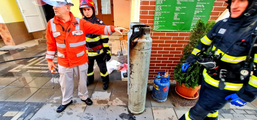 Explozie la o pizzerie din Pașcani. Locatarii unui bloc au fost evacuați de urgență. O persoană a fost rănită | FOTO - Imaginea 5