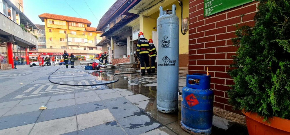 Explozie la o pizzerie din Pașcani. Locatarii unui bloc au fost evacuați de urgență. O persoană a fost rănită | FOTO - Imaginea 2