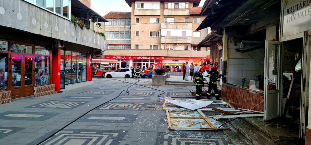 Explozie la o pizzerie din Pașcani. Locatarii unui bloc au fost evacuați de urgență. O persoană a fost rănită | FOTO - Imaginea 4