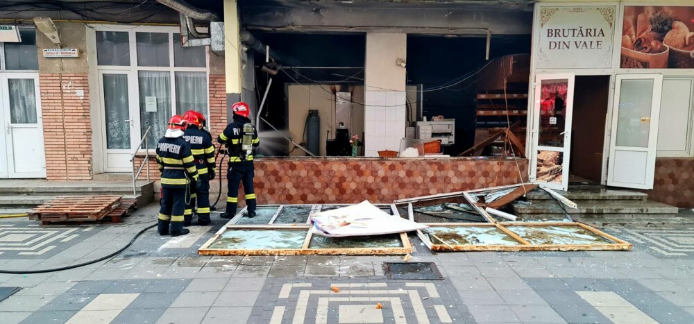 Explozie la o pizzerie din Pașcani. Locatarii unui bloc au fost evacuați de urgență. O persoană a fost rănită | FOTO - Imaginea 1
