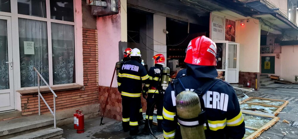 Explozie la o pizzerie din Pașcani. Locatarii unui bloc au fost evacuați de urgență. O persoană a fost rănită | FOTO - Imaginea 7