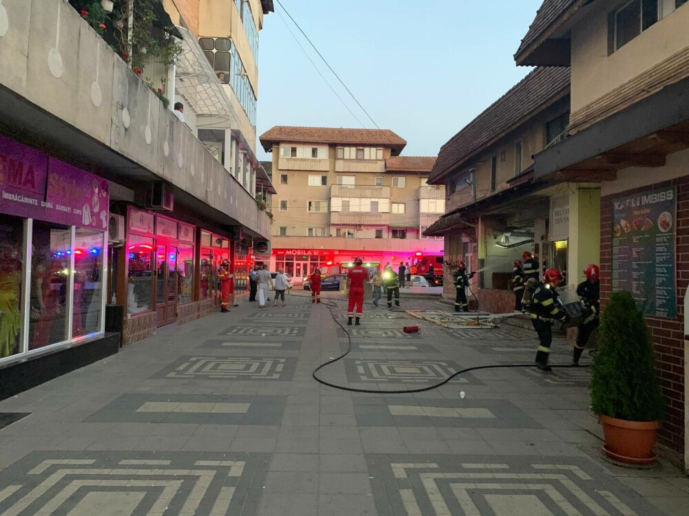 Explozie la o pizzerie din Pașcani. Locatarii unui bloc au fost evacuați de urgență. O persoană a fost rănită | FOTO - Imaginea 13