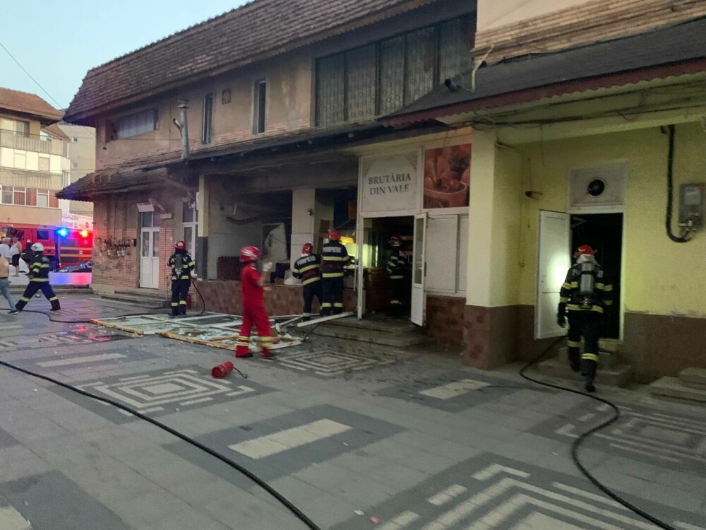 Explozie la o pizzerie din Pașcani. Locatarii unui bloc au fost evacuați de urgență. O persoană a fost rănită | FOTO - Imaginea 14