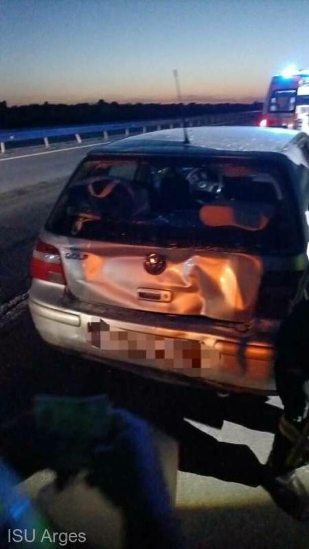 Doi copii şi doi adulţi, transportaţi la spital după un accident produs pe A1. FOTO - Imaginea 1