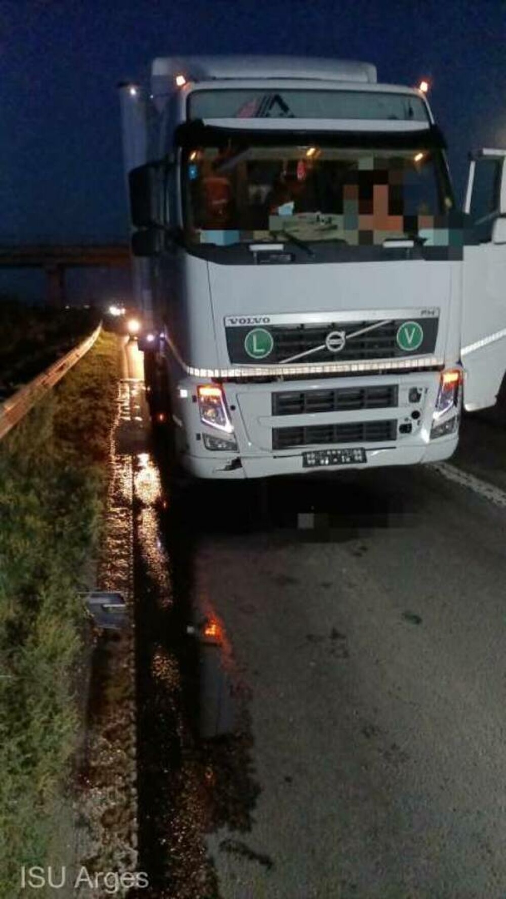 Doi copii şi doi adulţi, transportaţi la spital după un accident produs pe A1. FOTO - Imaginea 2