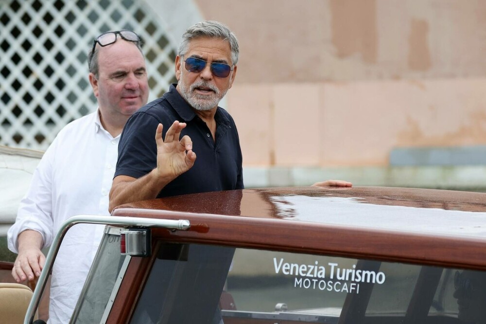 George Clooney și soția sa, eleganți pe străzile din Veneția. Amal a furat toate privirile, într-o rochie mulată - Imaginea 1