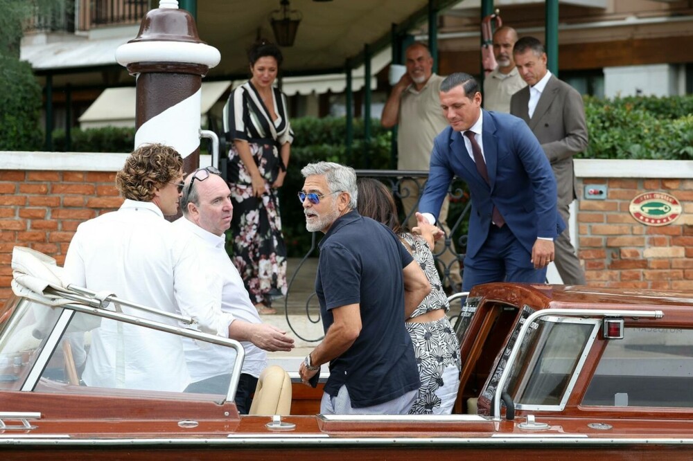 George Clooney și soția sa, eleganți pe străzile din Veneția. Amal a furat toate privirile, într-o rochie mulată - Imaginea 2