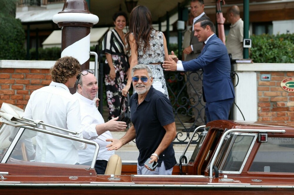 George Clooney și soția sa, eleganți pe străzile din Veneția. Amal a furat toate privirile, într-o rochie mulată - Imaginea 7