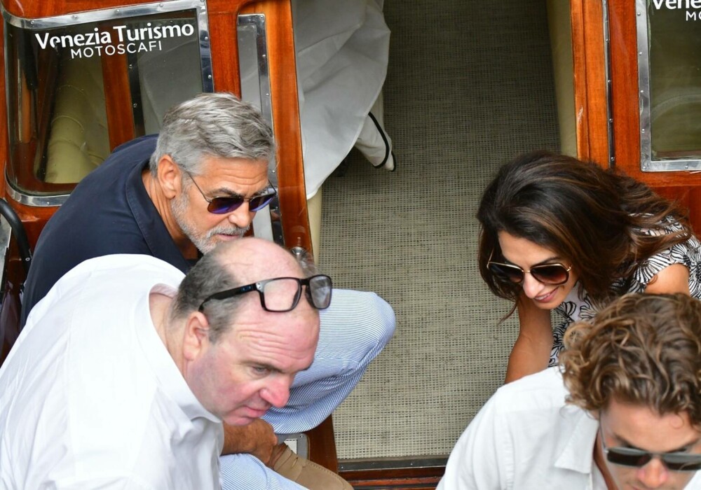 George Clooney și soția sa, eleganți pe străzile din Veneția. Amal a furat toate privirile, într-o rochie mulată - Imaginea 8