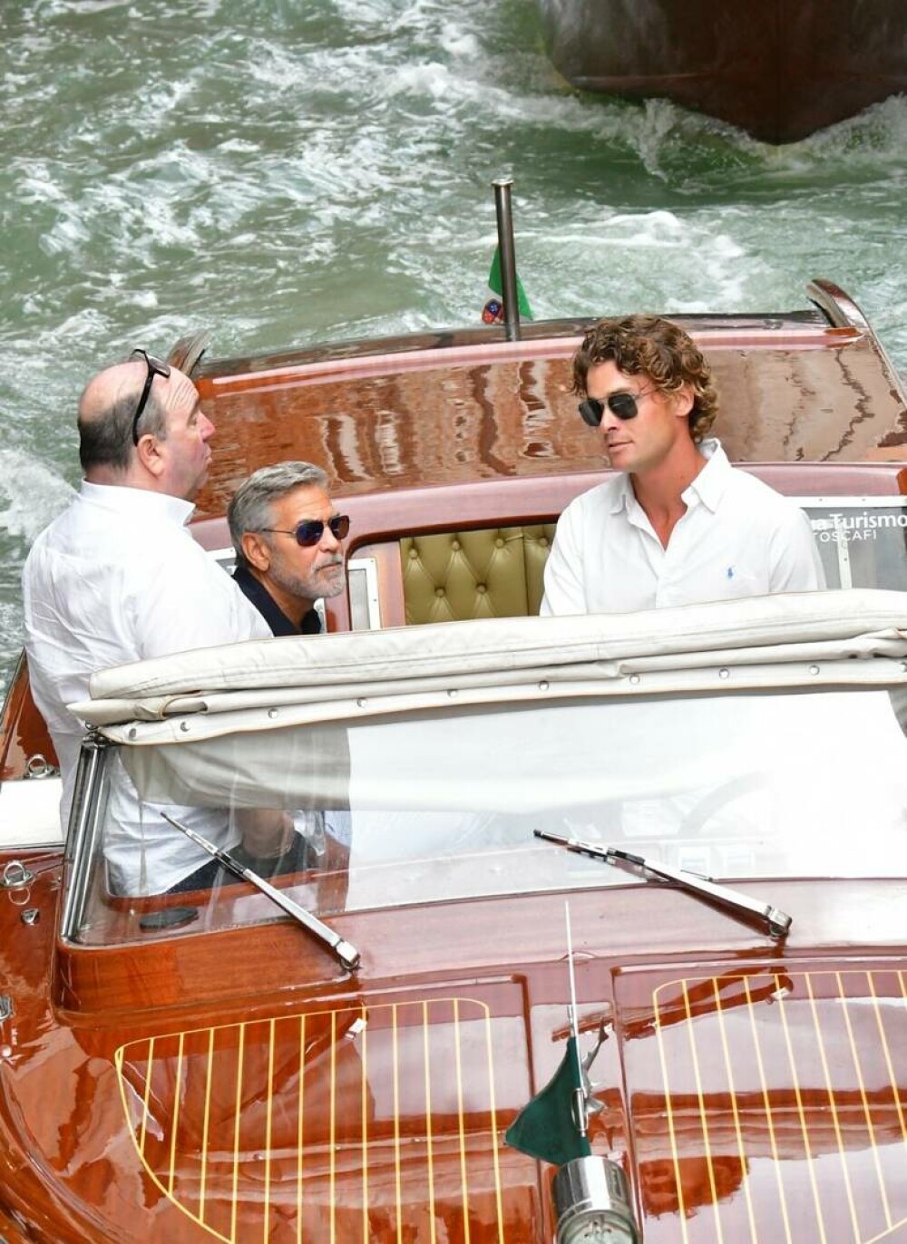 George Clooney și soția sa, eleganți pe străzile din Veneția. Amal a furat toate privirile, într-o rochie mulată - Imaginea 9