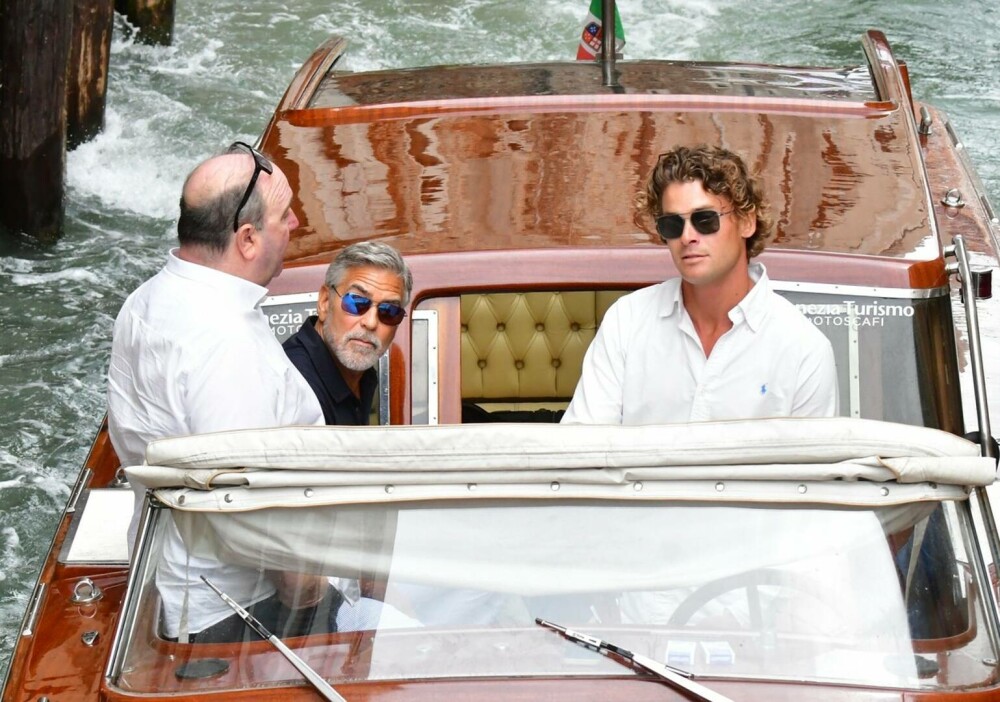 George Clooney și soția sa, eleganți pe străzile din Veneția. Amal a furat toate privirile, într-o rochie mulată - Imaginea 10