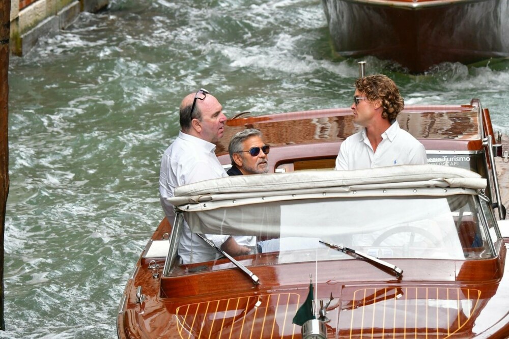 George Clooney și soția sa, eleganți pe străzile din Veneția. Amal a furat toate privirile, într-o rochie mulată - Imaginea 12