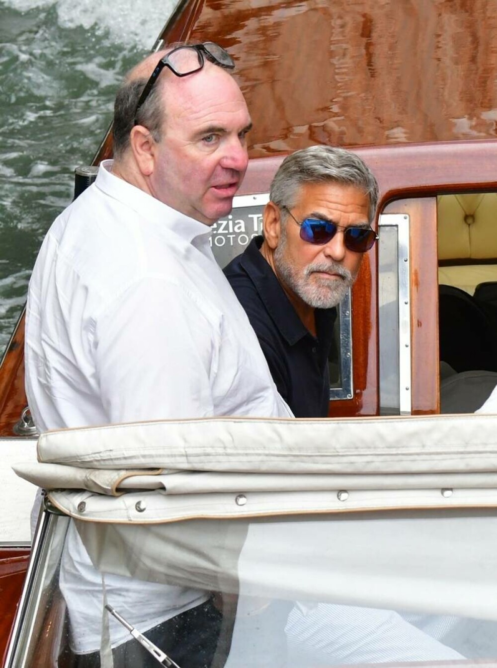 George Clooney și soția sa, eleganți pe străzile din Veneția. Amal a furat toate privirile, într-o rochie mulată - Imaginea 13