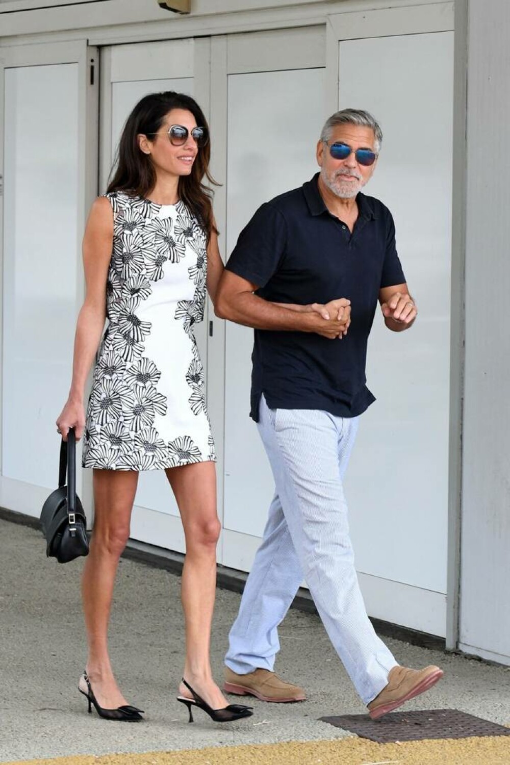 George Clooney și soția sa, eleganți pe străzile din Veneția. Amal a furat toate privirile, într-o rochie mulată - Imaginea 14
