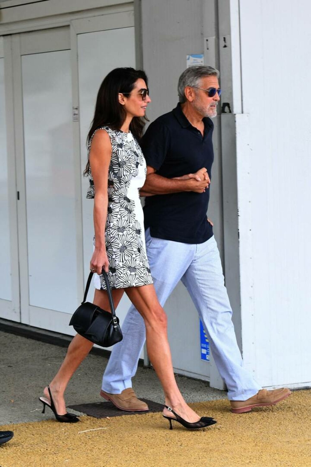 George Clooney și soția sa, eleganți pe străzile din Veneția. Amal a furat toate privirile, într-o rochie mulată - Imaginea 15