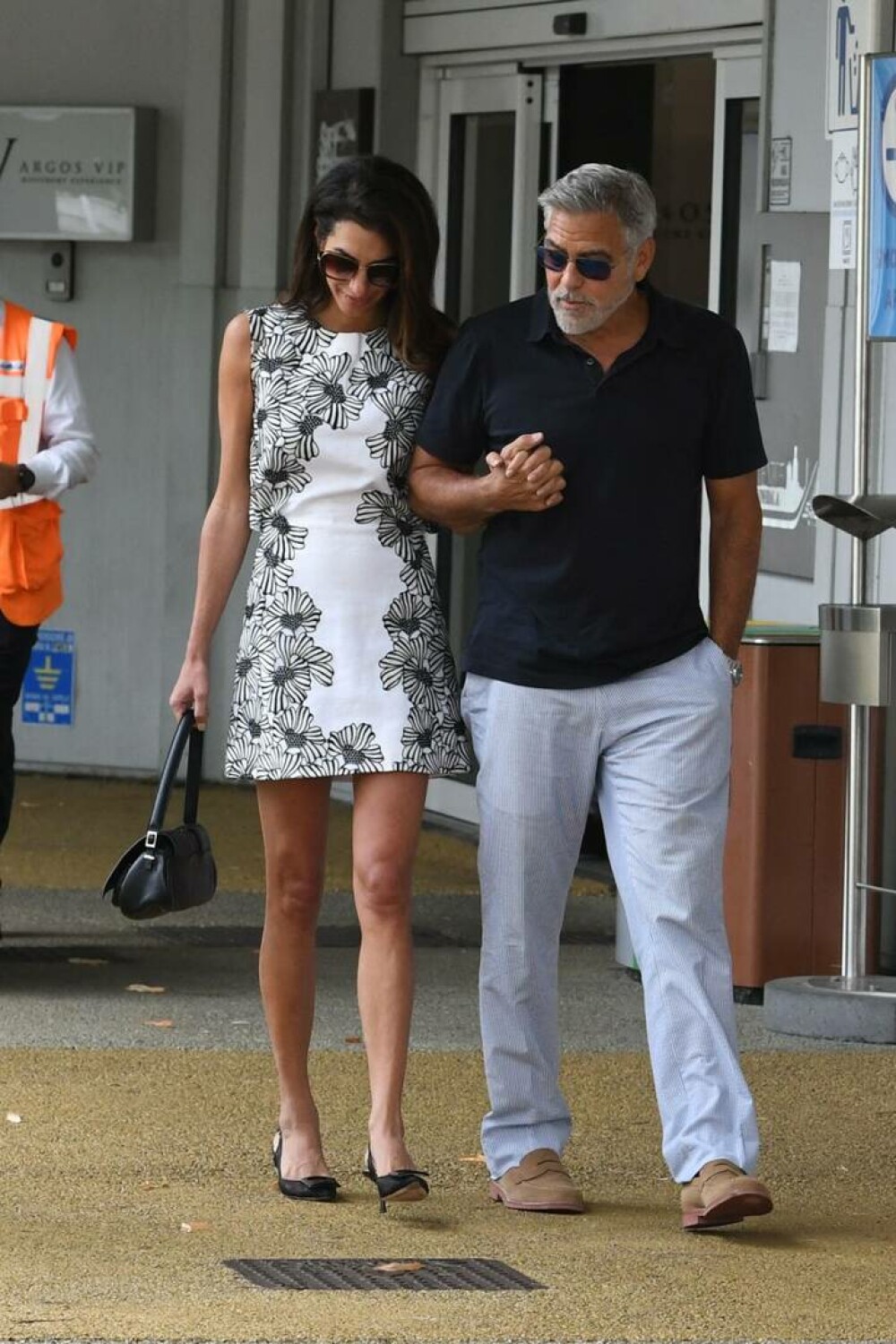 George Clooney și soția sa, eleganți pe străzile din Veneția. Amal a furat toate privirile, într-o rochie mulată - Imaginea 16