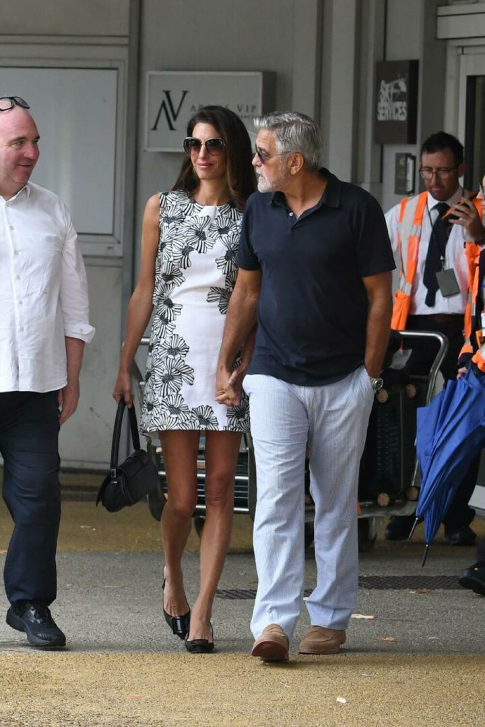 George Clooney și soția sa, eleganți pe străzile din Veneția. Amal a furat toate privirile, într-o rochie mulată - Imaginea 17