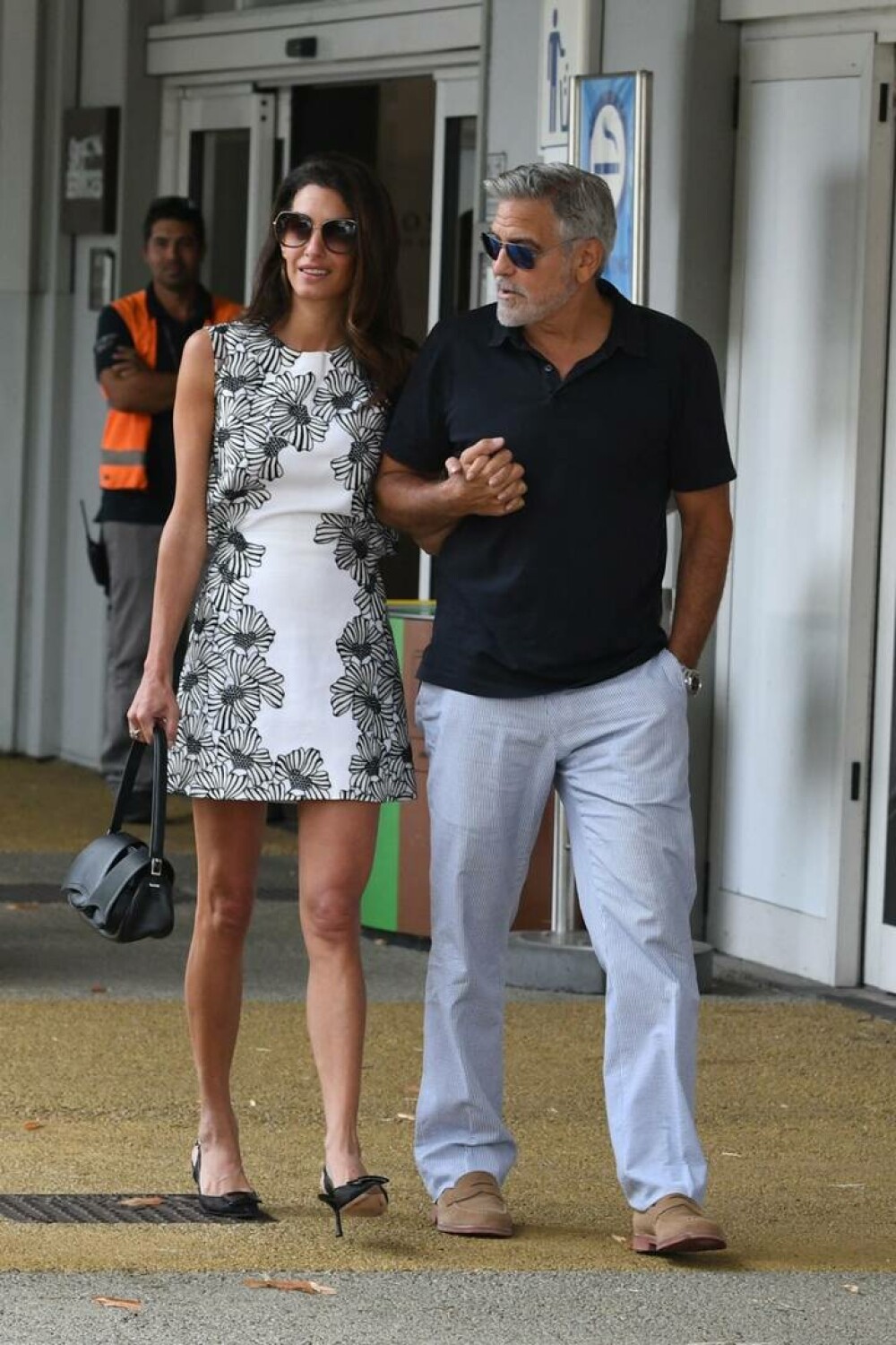 George Clooney și soția sa, eleganți pe străzile din Veneția. Amal a furat toate privirile, într-o rochie mulată - Imaginea 18