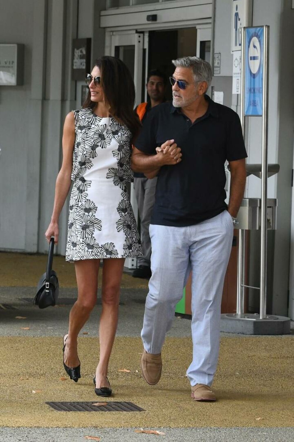 George Clooney și soția sa, eleganți pe străzile din Veneția. Amal a furat toate privirile, într-o rochie mulată - Imaginea 19