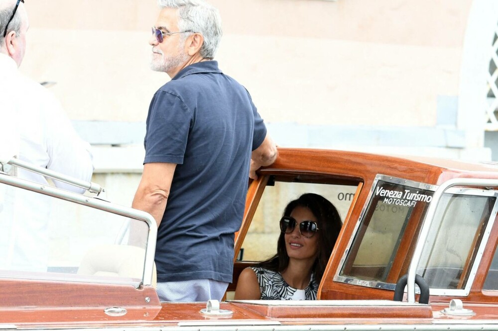 George Clooney și soția sa, eleganți pe străzile din Veneția. Amal a furat toate privirile, într-o rochie mulată - Imaginea 21