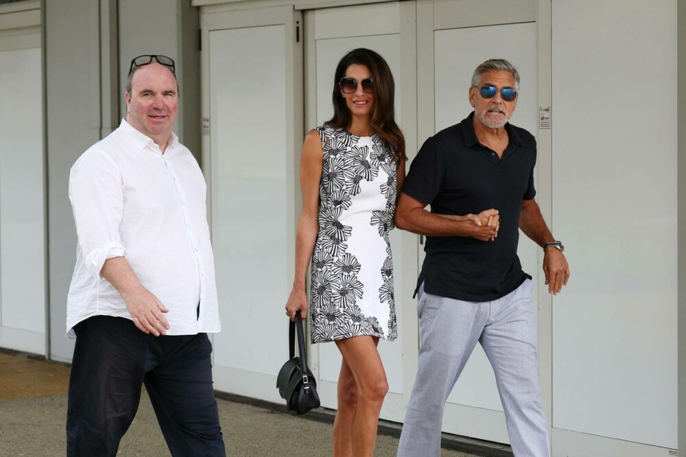 George Clooney și soția sa, eleganți pe străzile din Veneția. Amal a furat toate privirile, într-o rochie mulată - Imaginea 22