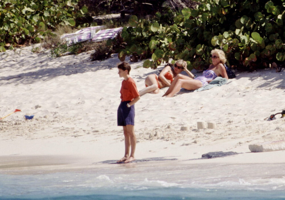 Imagini rare cu prințesa Diana, în costum de baie. Cum a fost surprinsă de paparazzi pe plajă | FOTO - Imaginea 2
