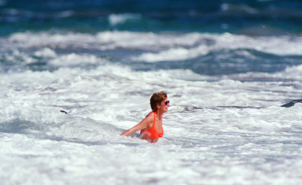 Imagini rare cu prințesa Diana, în costum de baie. Cum a fost surprinsă de paparazzi pe plajă | FOTO - Imaginea 27