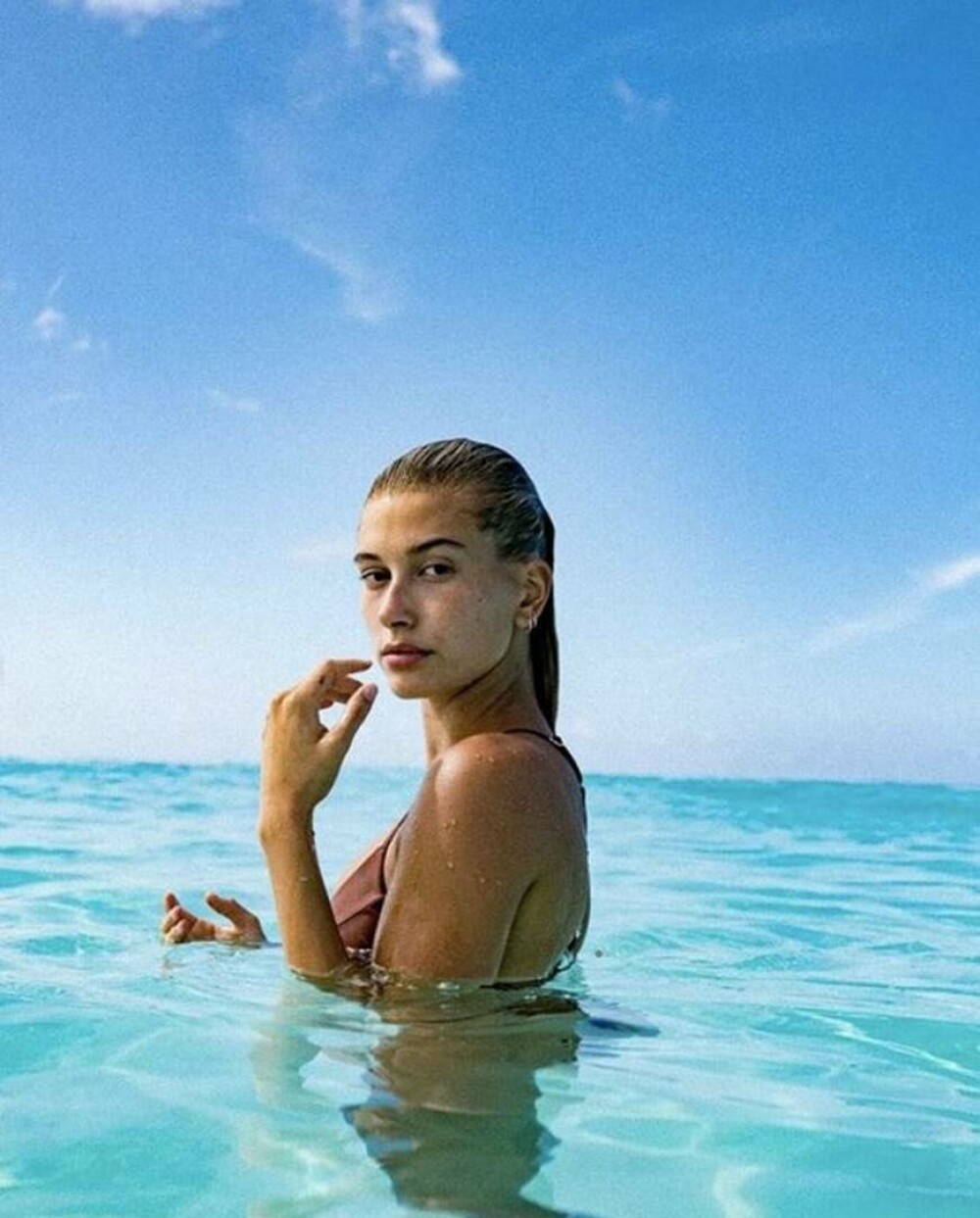 Imagini incendiare cu Hailey Bieber. Vedeta șochează cu fiecare apariție la plajă | FOTO - Imaginea 1