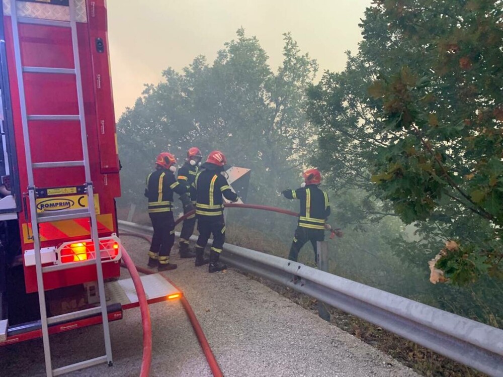 50 de pompieri români participă la stingerea unui incendiu de pădure în zona localităţii Aisymi, Grecia. VIDEO - Imaginea 1