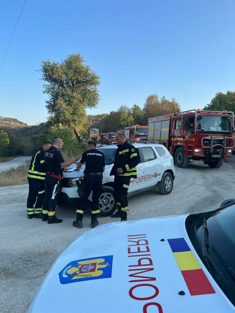 50 de pompieri români participă la stingerea unui incendiu de pădure în zona localităţii Aisymi, Grecia. VIDEO - Imaginea 2