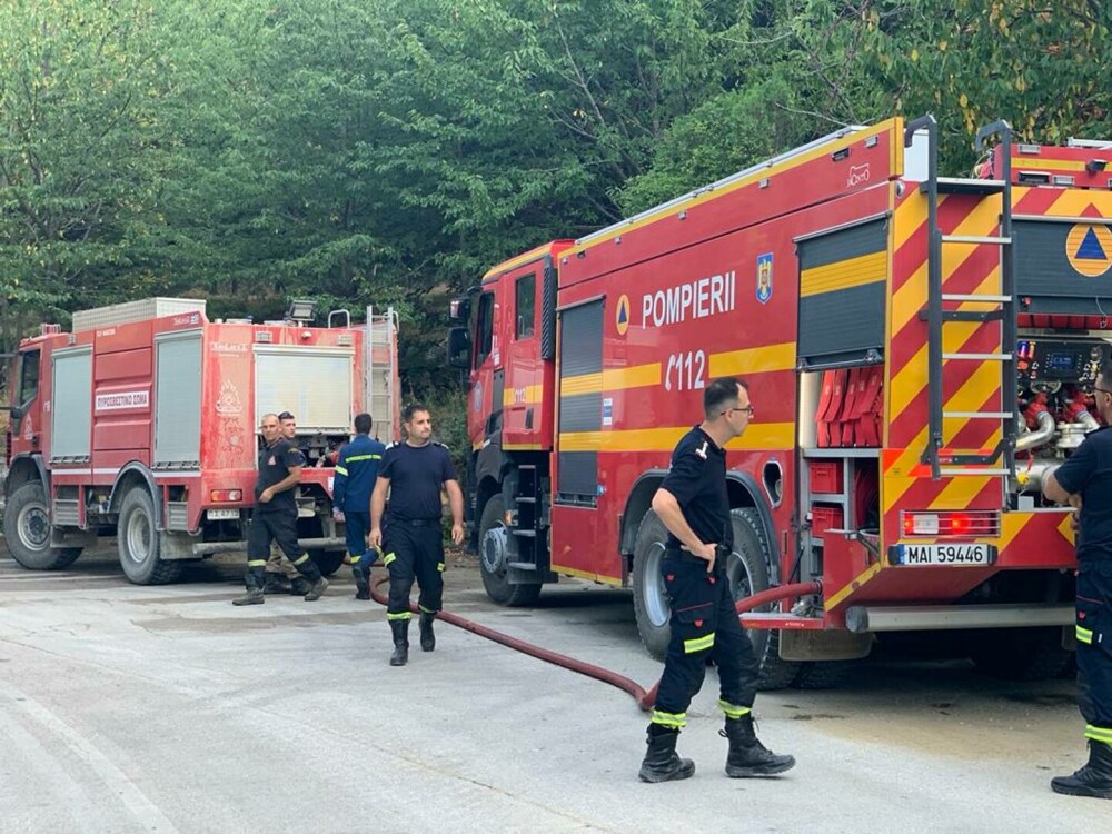 50 de pompieri români participă la stingerea unui incendiu de pădure în zona localităţii Aisymi, Grecia. VIDEO - Imaginea 5