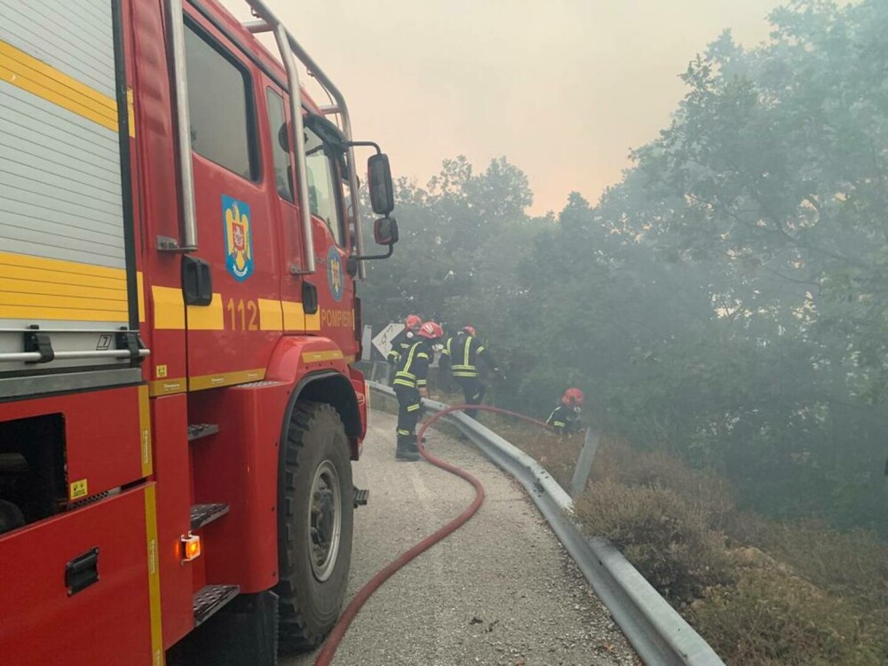 50 de pompieri români participă la stingerea unui incendiu de pădure în zona localităţii Aisymi, Grecia. VIDEO - Imaginea 6