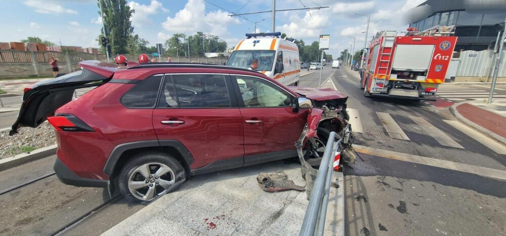 O şoferiţă de 66 de ani a intrat cu maşina într-o staţie de tramvai şi a distrus un semafor electric, în Galaţi. FOTO - Imaginea 1