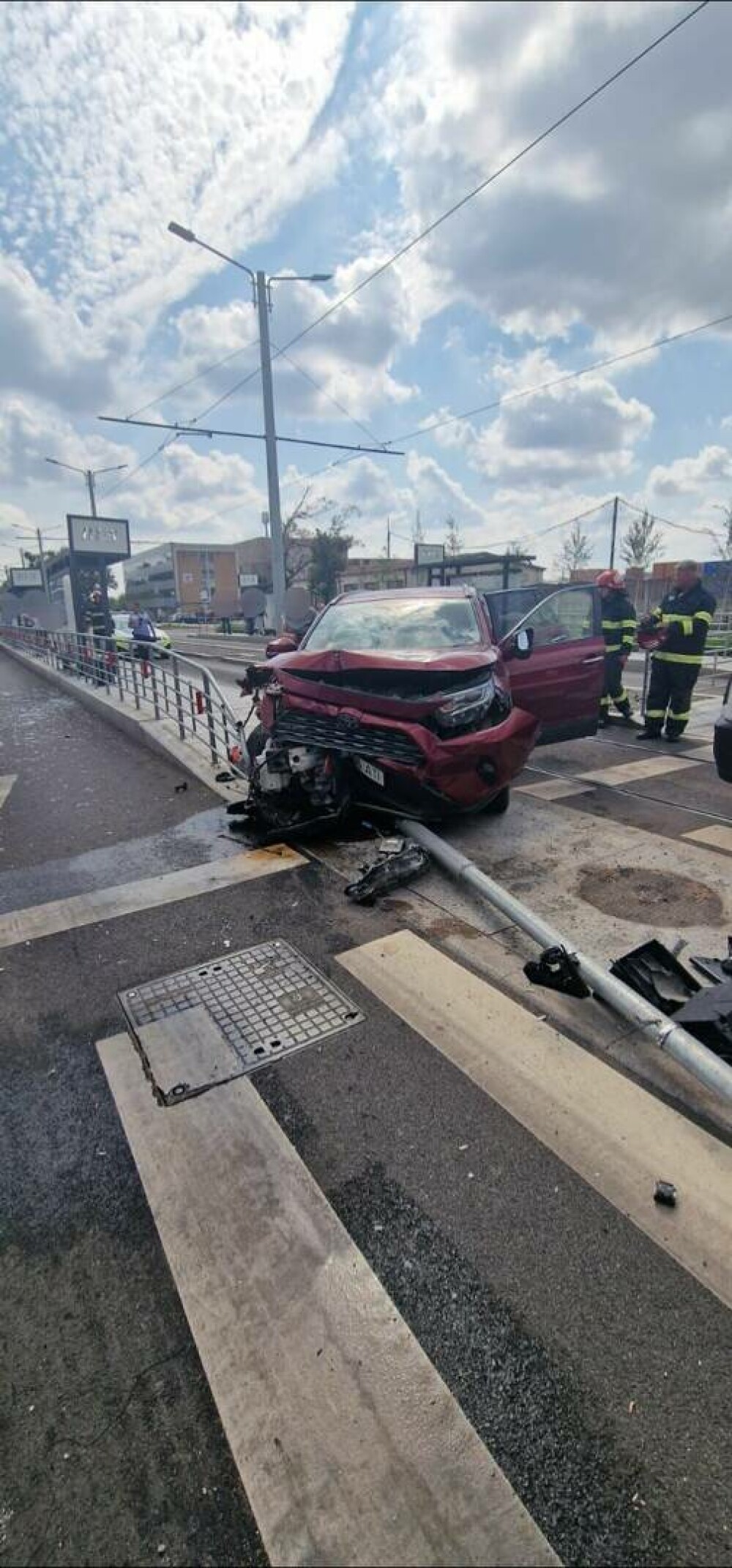 O şoferiţă de 66 de ani a intrat cu maşina într-o staţie de tramvai şi a distrus un semafor electric, în Galaţi. FOTO - Imaginea 2