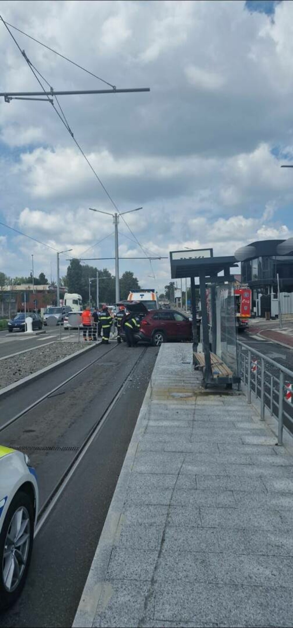 O şoferiţă de 66 de ani a intrat cu maşina într-o staţie de tramvai şi a distrus un semafor electric, în Galaţi. FOTO - Imaginea 3