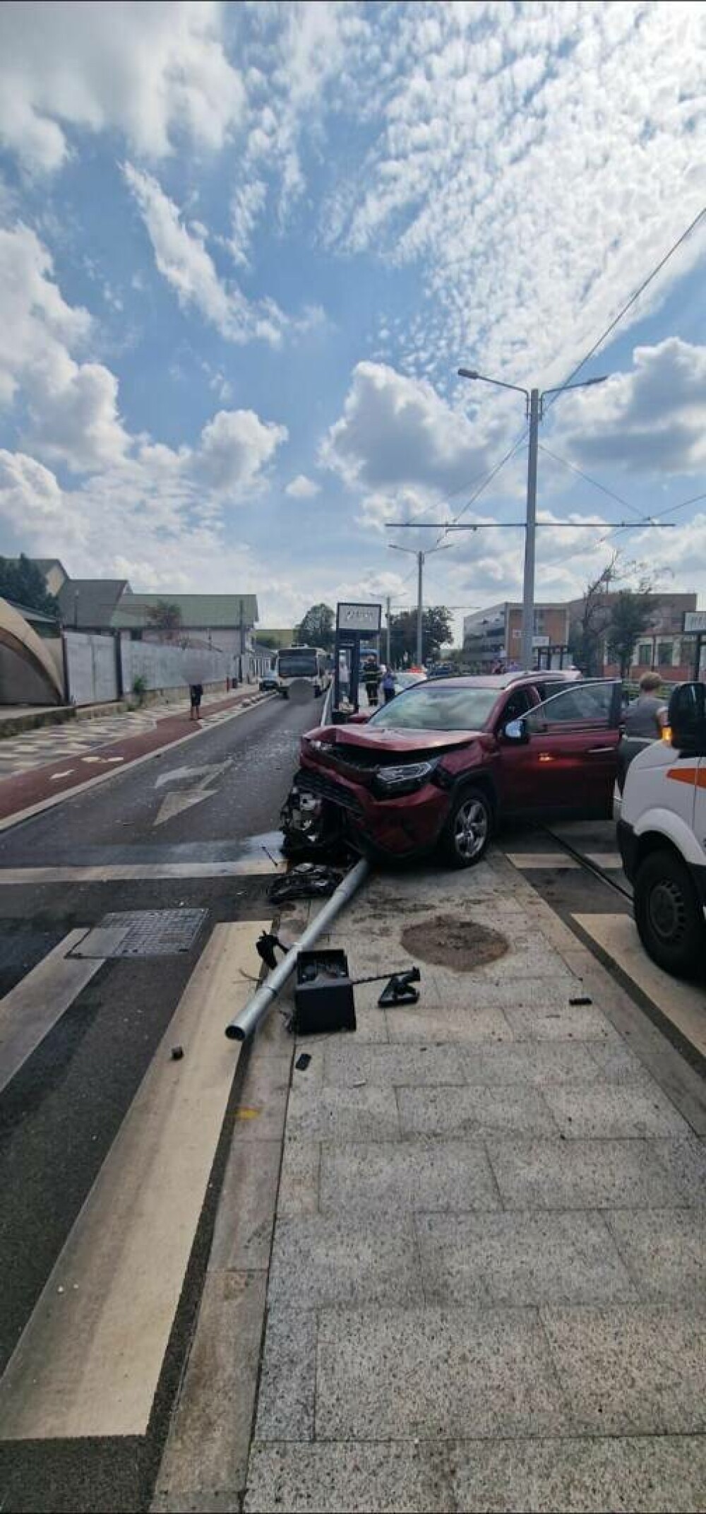 O şoferiţă de 66 de ani a intrat cu maşina într-o staţie de tramvai şi a distrus un semafor electric, în Galaţi. FOTO - Imaginea 4