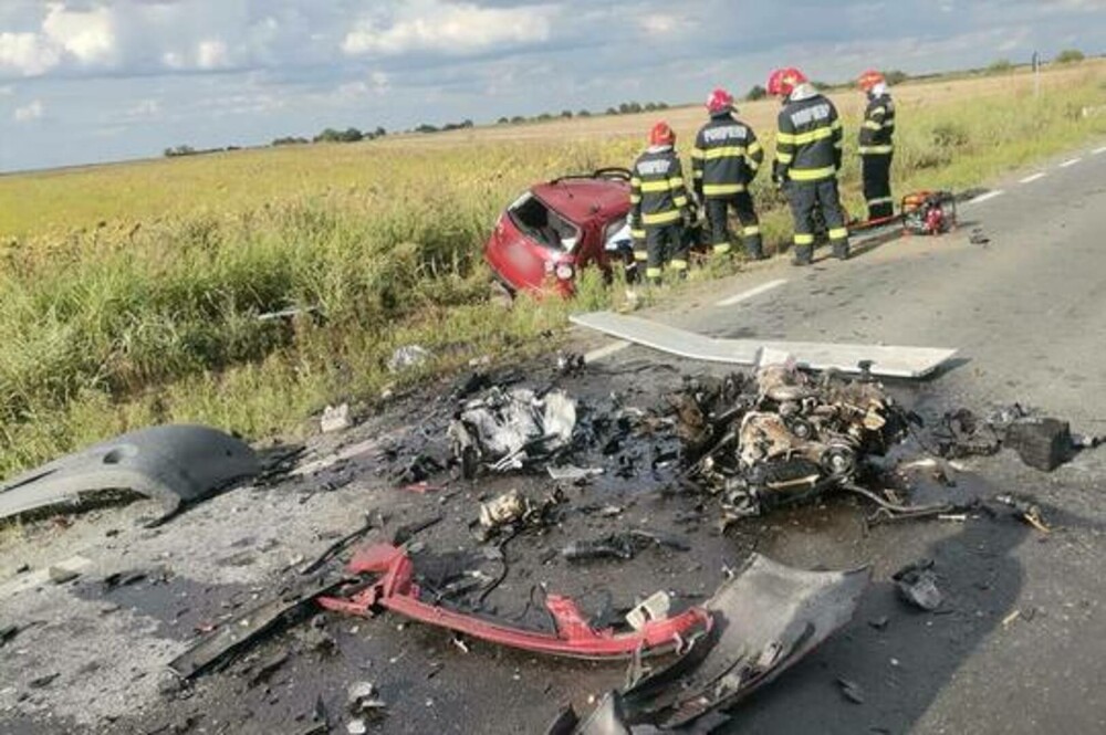 Trei morţi şi cinci răniţi după ce o camionetă şi o maşină s-au ciocnit violent pe un drum judeţean din Arad. FOTO - Imaginea 2