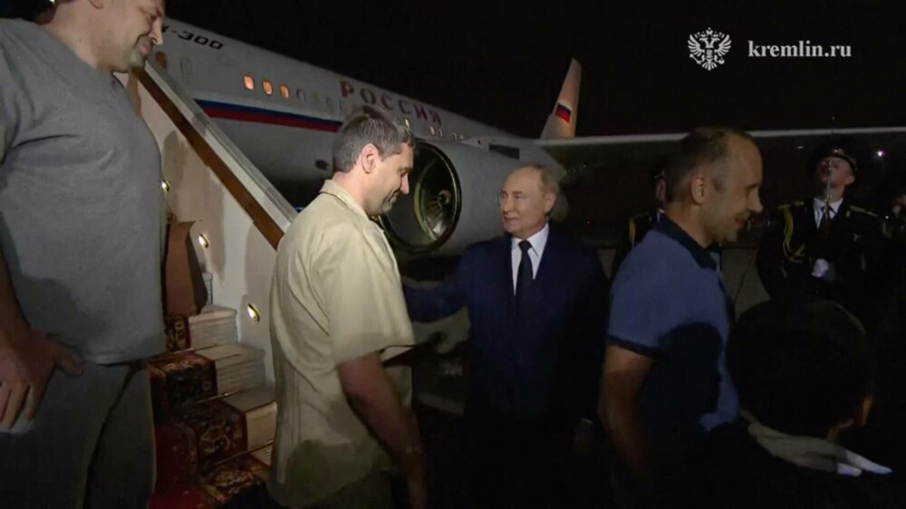 Cel mai mare schimb de prizonieri de după Războiul Rece. Putin i-a așteptat la aeroport pe ruşii eliberați | FOTO - Imaginea 7