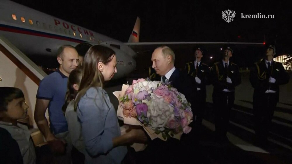 Cel mai mare schimb de prizonieri de după Războiul Rece. Putin i-a așteptat la aeroport pe ruşii eliberați | FOTO - Imaginea 10