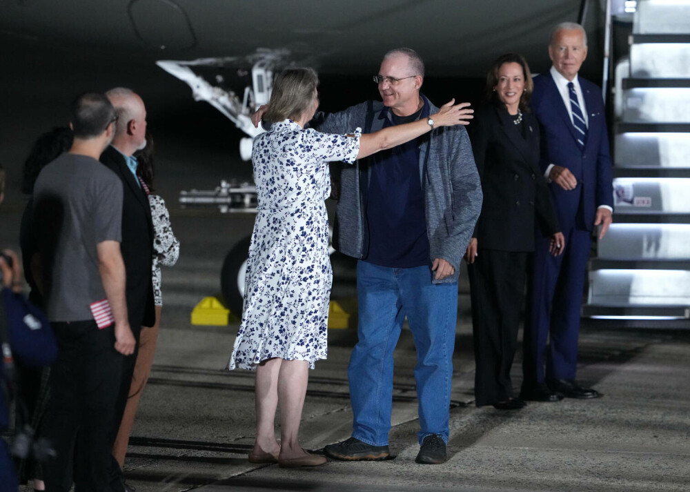 Deţinuţii americani eliberaţi de Rusia au ajuns în SUA. Joe Biden şi Kamala Harris i-au întâmpinat la aeroport | GALERIE FOTO - Imaginea 1