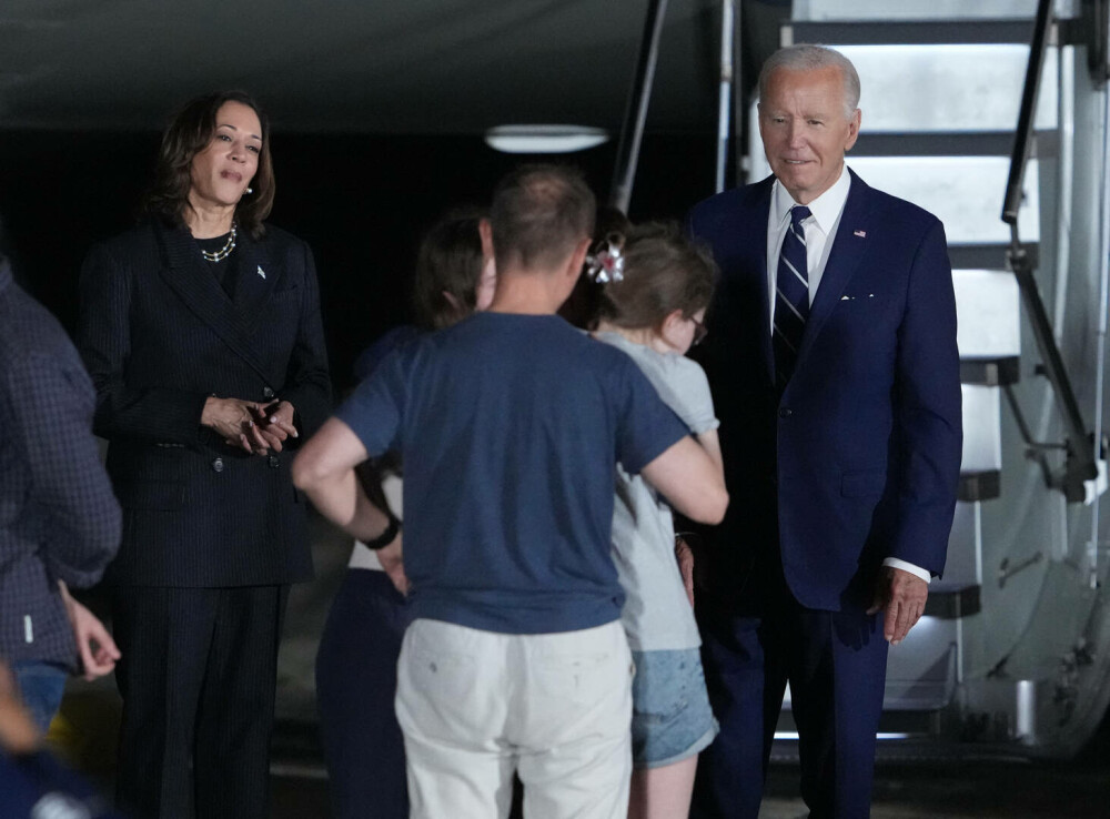 Deţinuţii americani eliberaţi de Rusia au ajuns în SUA. Joe Biden şi Kamala Harris i-au întâmpinat la aeroport | GALERIE FOTO - Imaginea 3