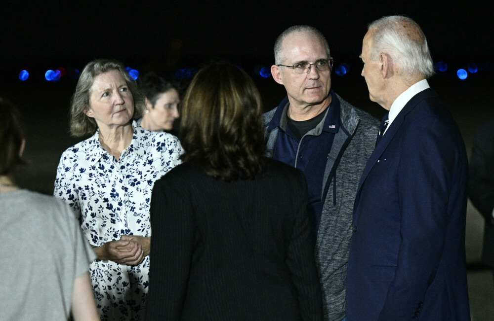 Deţinuţii americani eliberaţi de Rusia au ajuns în SUA. Joe Biden şi Kamala Harris i-au întâmpinat la aeroport | GALERIE FOTO - Imaginea 6