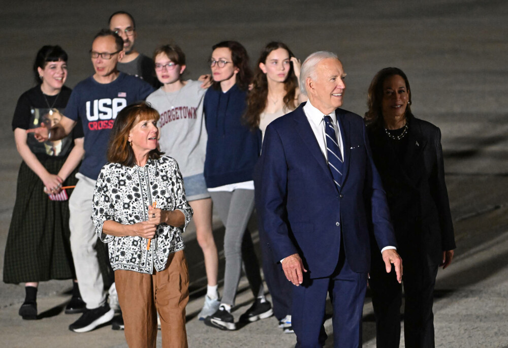 Deţinuţii americani eliberaţi de Rusia au ajuns în SUA. Joe Biden şi Kamala Harris i-au întâmpinat la aeroport | GALERIE FOTO - Imaginea 7