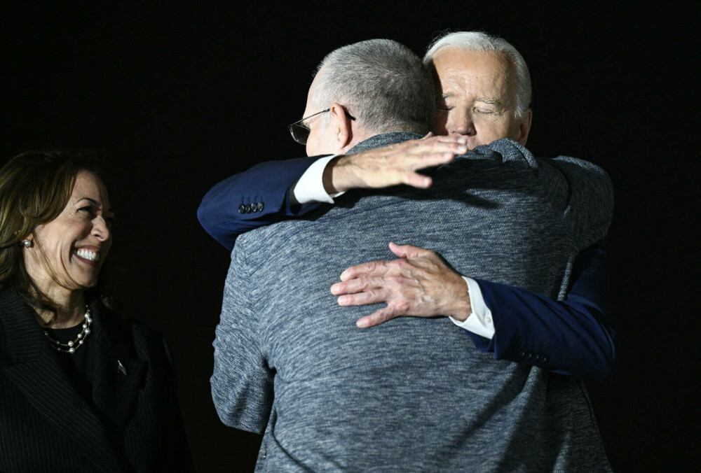 Deţinuţii americani eliberaţi de Rusia au ajuns în SUA. Joe Biden şi Kamala Harris i-au întâmpinat la aeroport | GALERIE FOTO - Imaginea 8