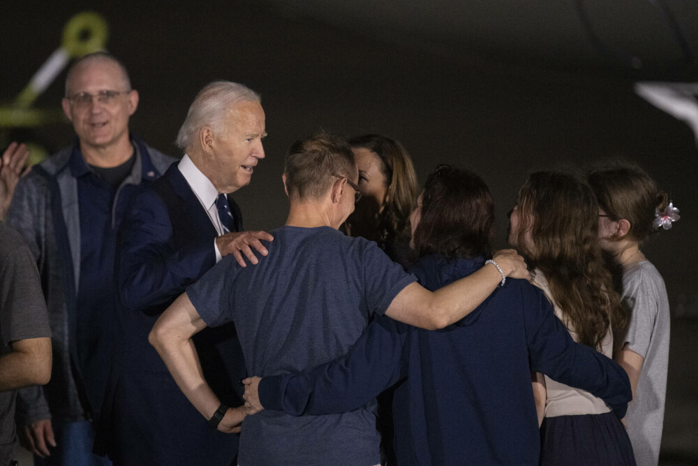 Deţinuţii americani eliberaţi de Rusia au ajuns în SUA. Joe Biden şi Kamala Harris i-au întâmpinat la aeroport | GALERIE FOTO - Imaginea 15